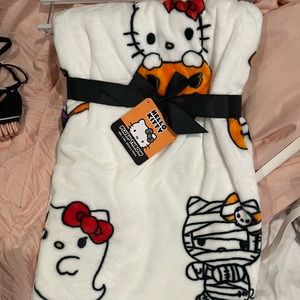 NWT VIRAL HELLO KITTY HALLOWEEN BLANKET